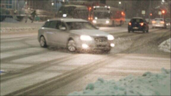 城市道路上的降雪移动的汽车模糊的背景