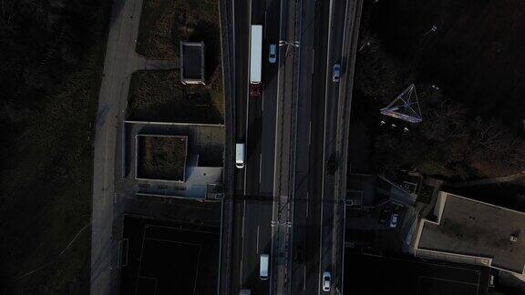 俯瞰布拉迪斯拉发多瑙河大桥上的交通4k