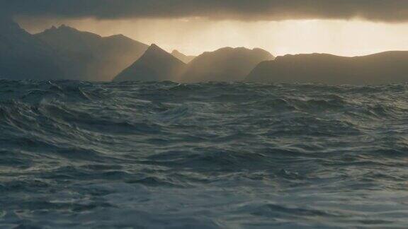 从小船上看汹涌的大海开放的海洋的波浪