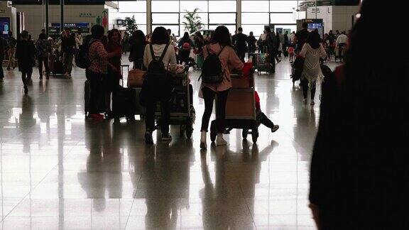 旅客走在机场地板反射中国深圳