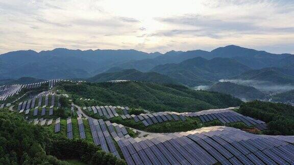 山顶宏伟的太阳能发电站鸟瞰图