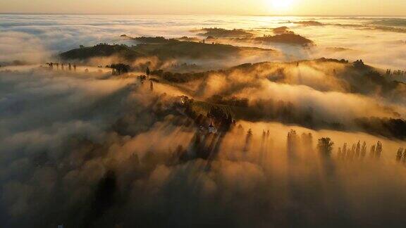 日出时空中的晨雾飘过乡村