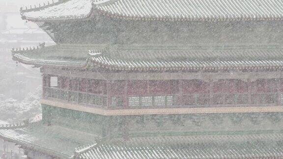 雪中的古老钟楼中国西安