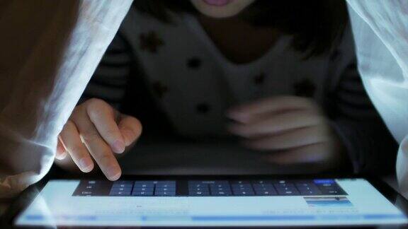 中国日报网2015-05-1709:25晚上女人在卧室里用手触摸平板电脑