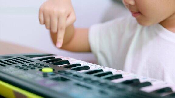 孩子用手敲击键盘