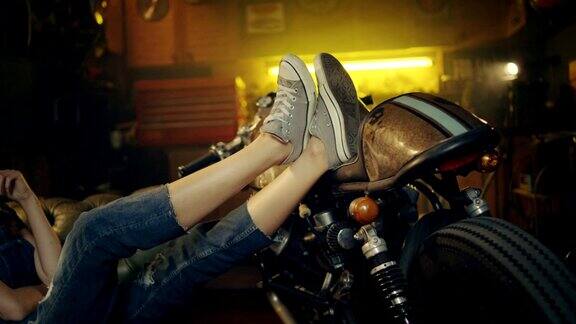 在摩托车车间休息的女人