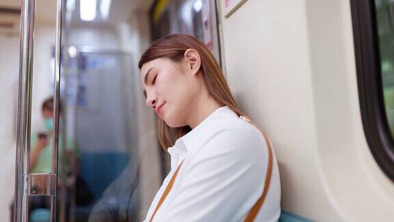 女人在地铁车厢里睡觉