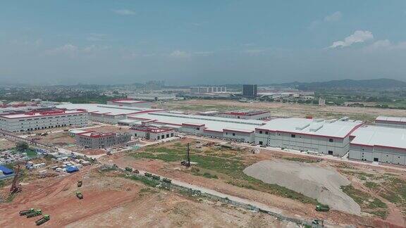 鸟瞰正在建设中的大型工厂