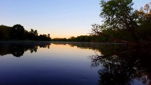 风景早晨的河景在白天夏晓河滨静渠水