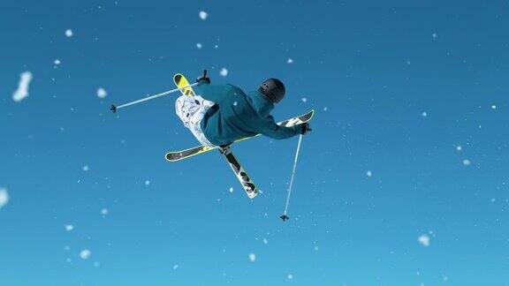特写:滑雪者脱下踢腿用交叉的滑雪板做旋转抓握