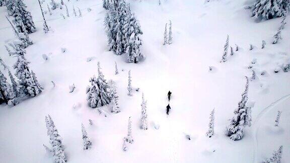 滑雪旅行的无人机镜头