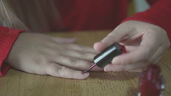 女性抛光和涂指甲油在家里的慢动作视频