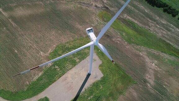 农田里风车农场的鸟瞰图世界能源电力危机绿色能源生产理念风力涡轮机产生清洁的可再生能源俯拍