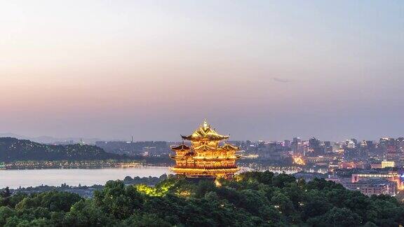 日落时分湖边的小山上的老式建筑时间流逝