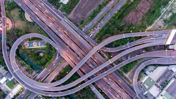 空中俯瞰高速公路上的交通从一天延伸到黄昏