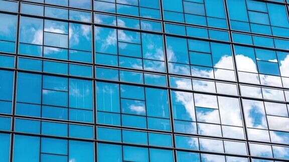 在蓝色的天空中有玻璃幕墙的现代蓝色建筑