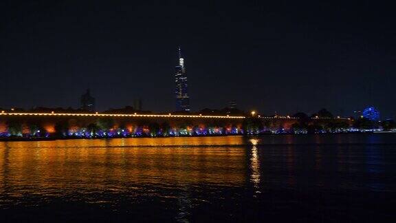 夜间照明南京著名的湖滨公园围墙全景4k中国