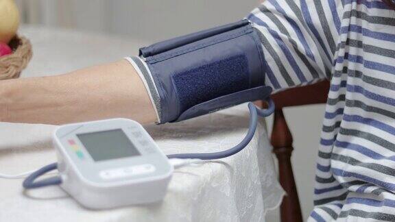 特写老年妇女在家测量血压