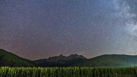 新西兰山上美丽天空上的银河
