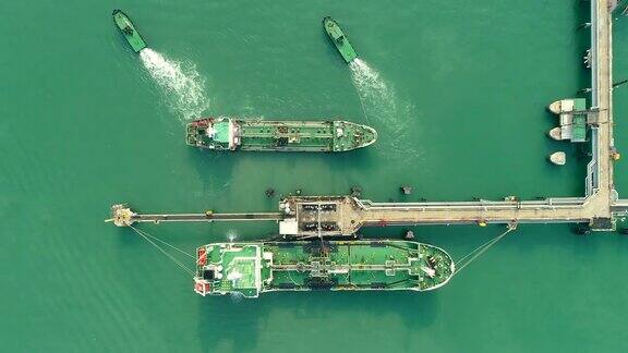 航拍俯视图拖船拖油船从炼油厂桥上海上运输