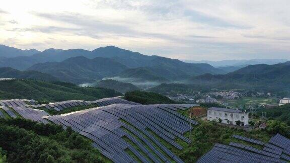 山顶太阳能发电站的鸟瞰图