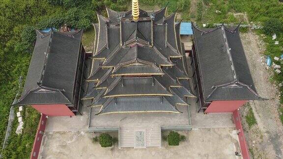 无人机飞向亚洲寺庙的正面和庭院旅游概念