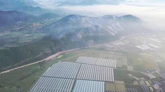 雾中的农场鸟瞰图和山顶的太阳能发电站