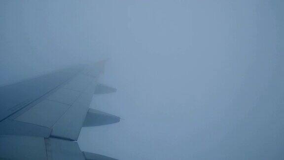 飞机机翼穿过云层