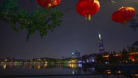 夜晚的时间照亮了南京城墙著名的湖滨公园延时全景4k中国
