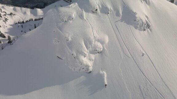 越野滑雪空中男子下降山顶峭壁慢动作