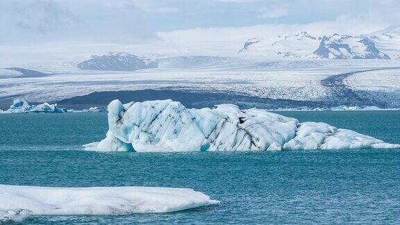 位于冰岛Jokulsarlon的冰山背景是Vatnajokull冰盖