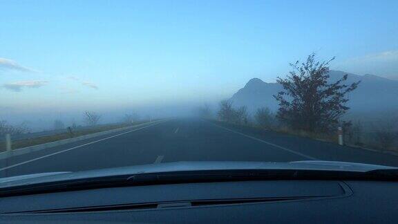 一辆汽车在雾蒙蒙的路上行驶