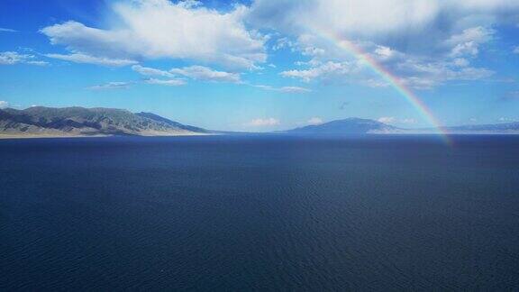 航拍新疆塞拉姆湖上空的彩虹