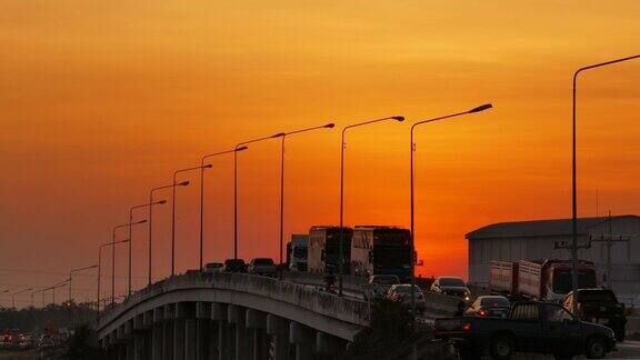 日落时桥上的车流