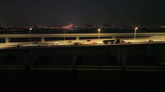 夜晚桥上的车辆