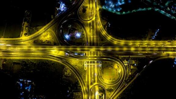 在曼谷高速公路路口的夜间交通俯视图延时视频