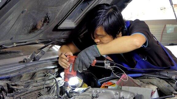 技术人员正在维修发动机