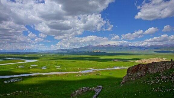 新疆的绿色草原和山脉