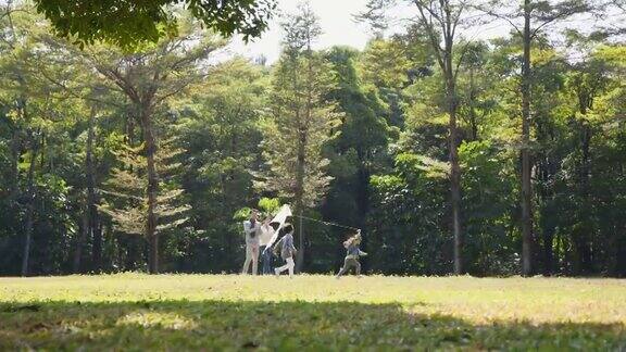 亚洲家庭在公园户外放风筝