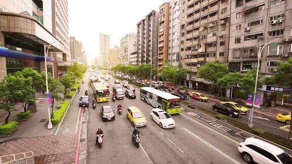 台北的交通以城市景观为背景
