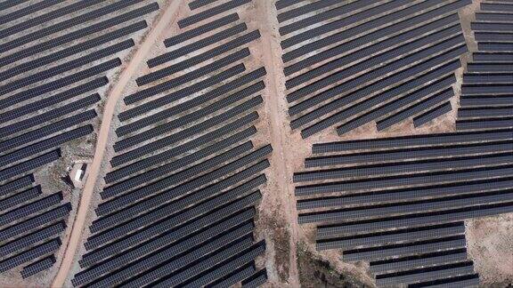 俯瞰巨大的光伏太阳能发电公园排板丘陵阳光明媚