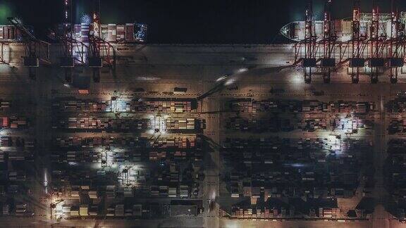 繁忙的工业港口集装箱船夜景鸟瞰图