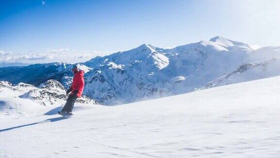 在一个完美的阳光明媚的冬日里在一个田园诗般的高山滑雪场滑雪