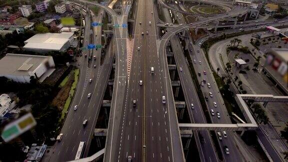 城市交通繁忙、道路超速的高速公路立交鸟瞰图