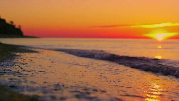 在金色日出的早晨太阳在海面上升起反射在水面上