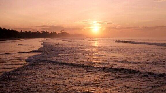 飞向夕阳:斯里兰卡的冲浪场景