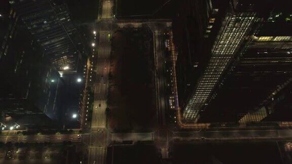 夜市交通俯视图射杀夜间城市繁忙街道的鸟瞰图飞越街道道路