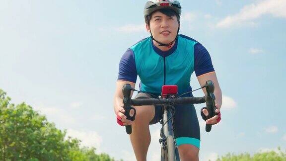 亚洲年轻人骑自行车