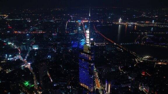 飞越南京市区夜光照亮市中心著名的塔台交通街道空中全景4k中国