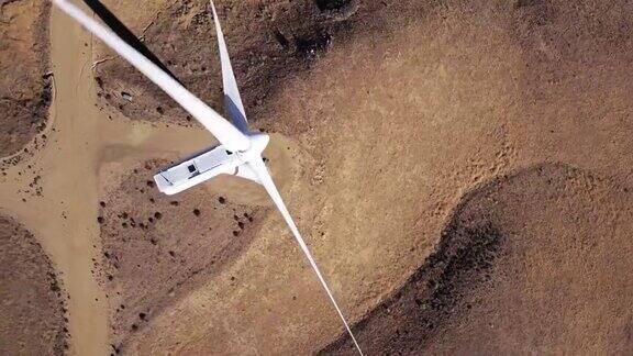 无人机拍摄的干旱山坡上的风力涡轮机